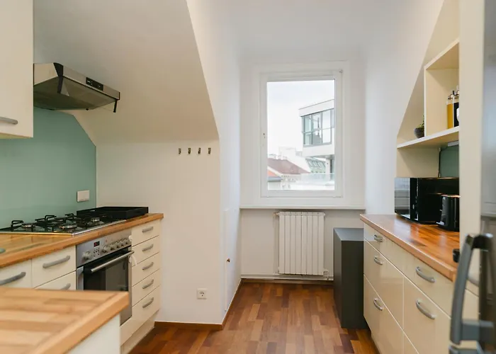 Comfy Apt For 4-6, 5 Min To Center, No Lift Currently